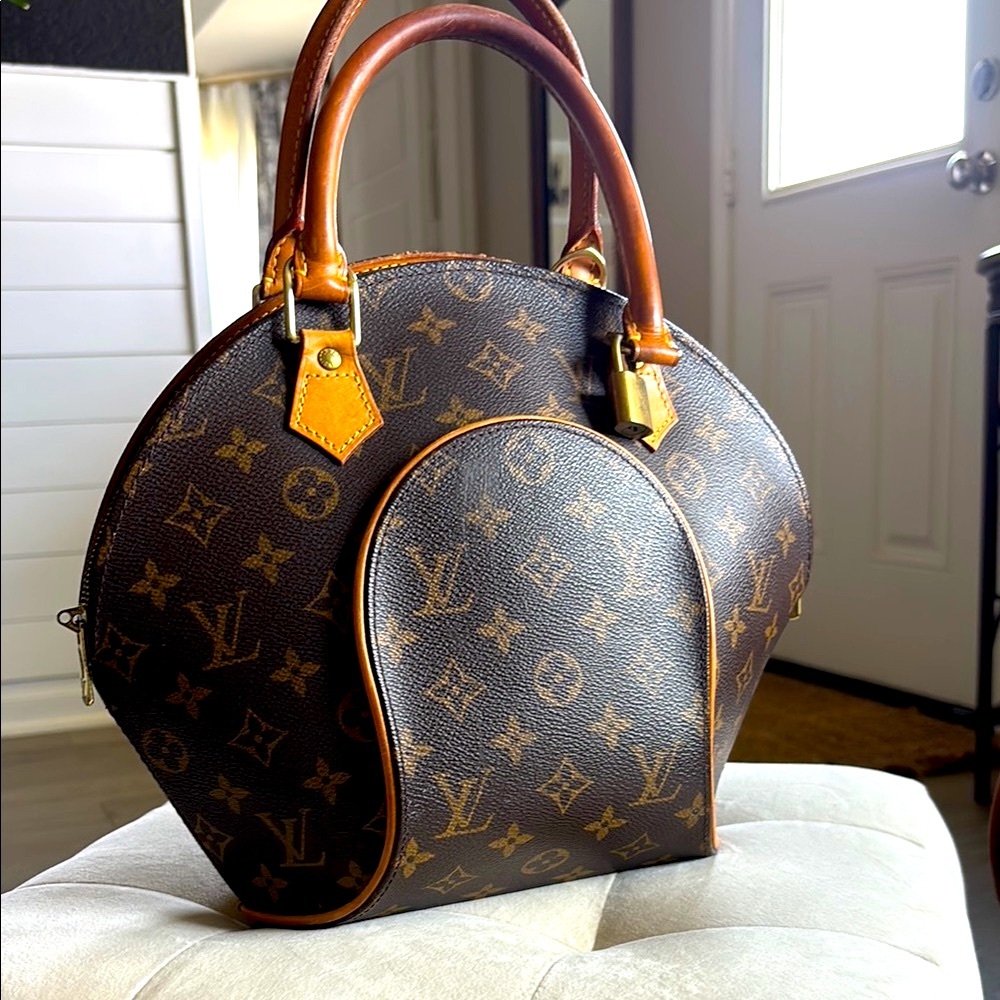 Louis Vuitton Vintage Ellipse Monogram Shoulder Bag with Gold Accents MI1000
